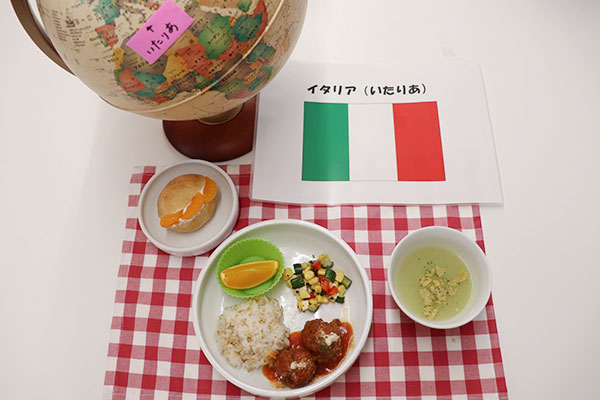 イタリアンランチ:ごはん、ポルペッテ（肉団子）、イタリアンサラダ、グリーンピーススープ、オレンジ。この日のおやつはマリトッツオ